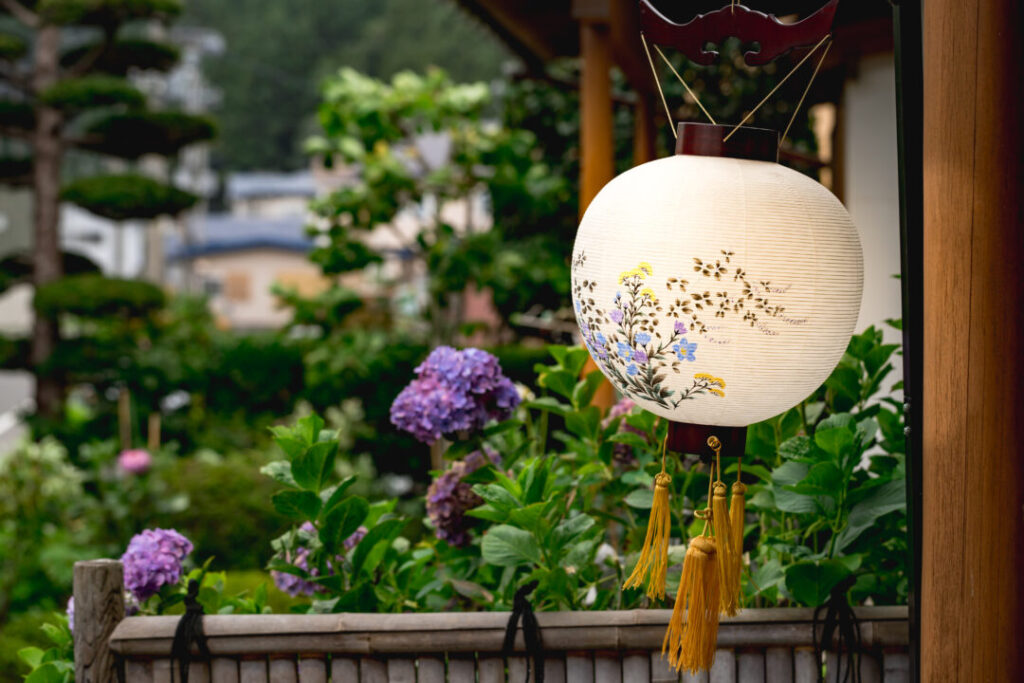 盂蘭盆（お盆）の供養　迎え火　盆踊りの意味：先祖を偲ぶ日本の夏の伝統とパワーストーン　天然石について！