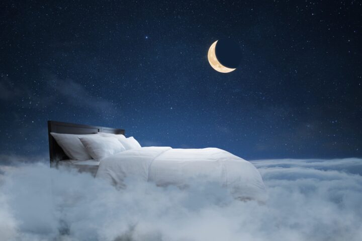 秋夜の月灯りとパワーストーン 天然石で安眠をサポート—リラックスの処方箋についてご紹介します
