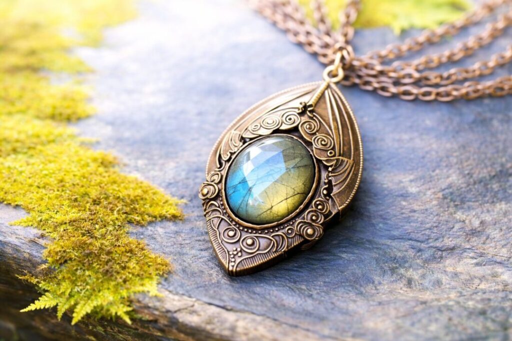 ラブラドライトに惹かれる理由とは？パワーストーン　天然石　意味・効果・直感を高める天然石の魅力