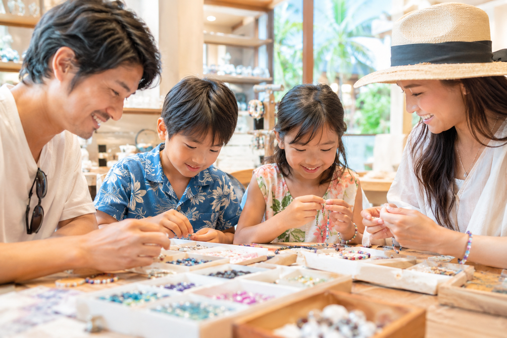【ハワイ 手作り体験】親子・家族で楽しむオリジナルブレスレット作り｜子連れ旅行の思い出に