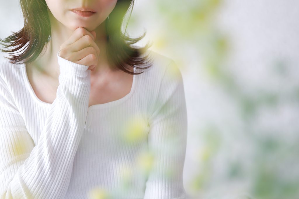 ふとした疑問や悩みに思いを巡らせる女性のイメージ
